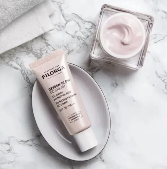 FILORGA Oxygen-Glow CC Cream SPF30 (40 ml) كريم CC يجمع بين العناية بالبشرة والتغطية الخفيفة مع حماية من أشعة الشمس.
